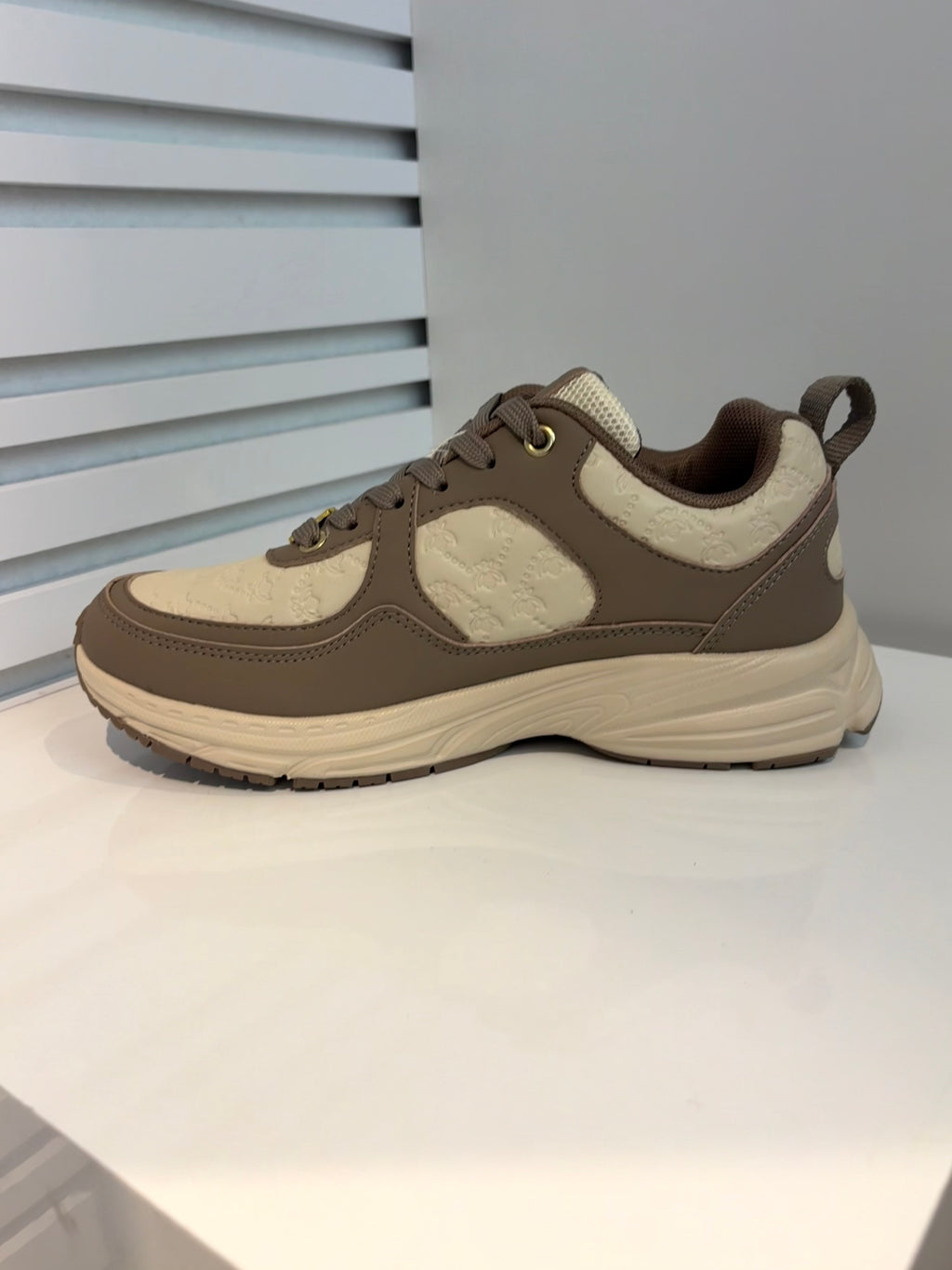 Velora Chunky Sneakers met Bee Details – Taupe/Beige