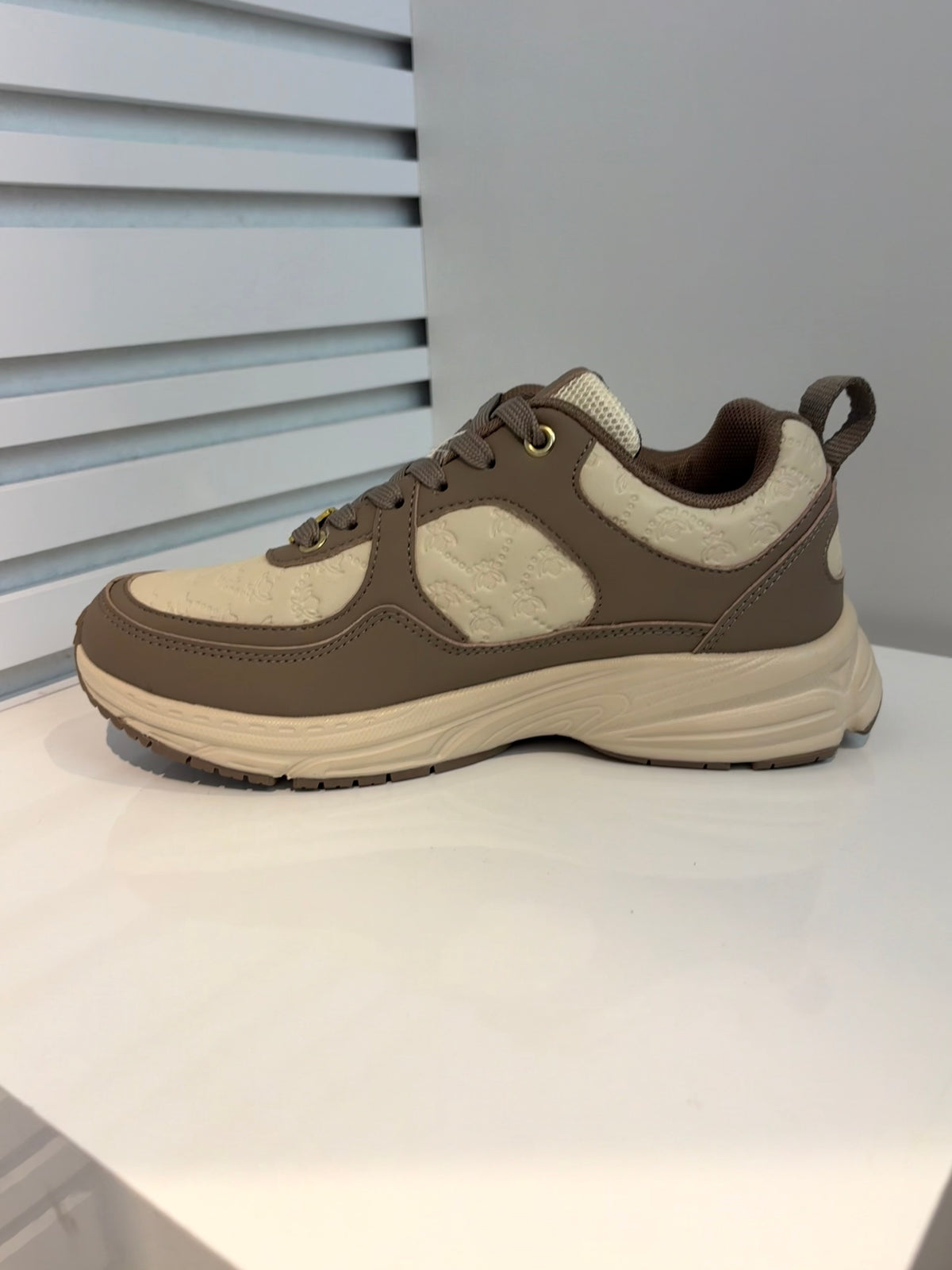 Velora Chunky Sneakers met Bee Details – Taupe/Beige