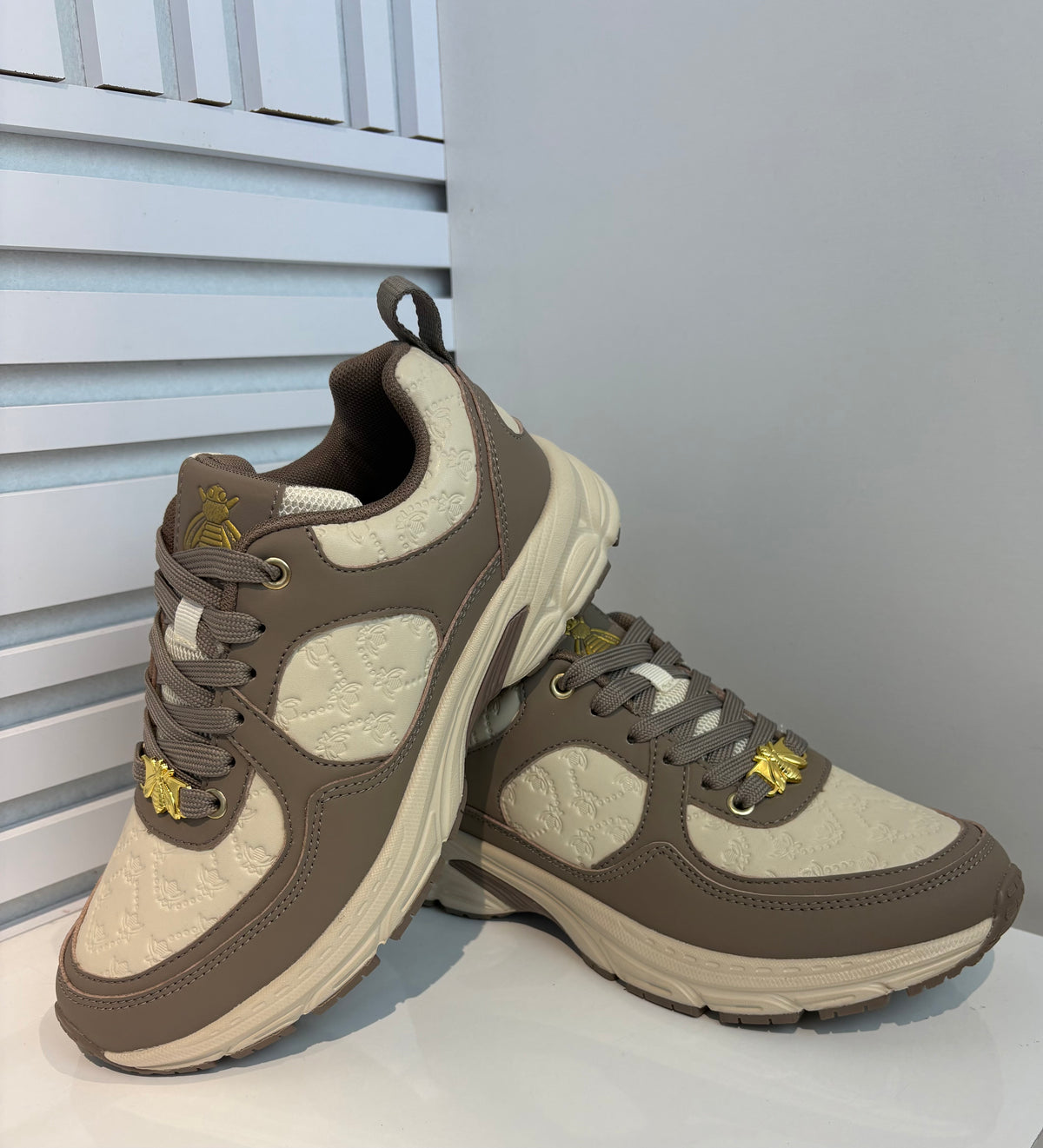 Velora Chunky Sneakers met Bee Details – Taupe/Beige