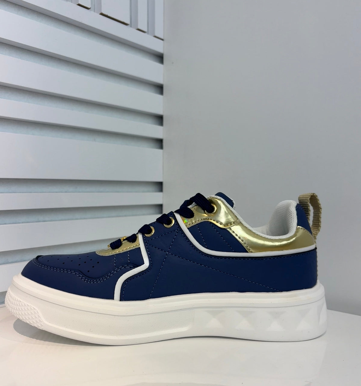 Vio Platform Sneakers met Bee Details