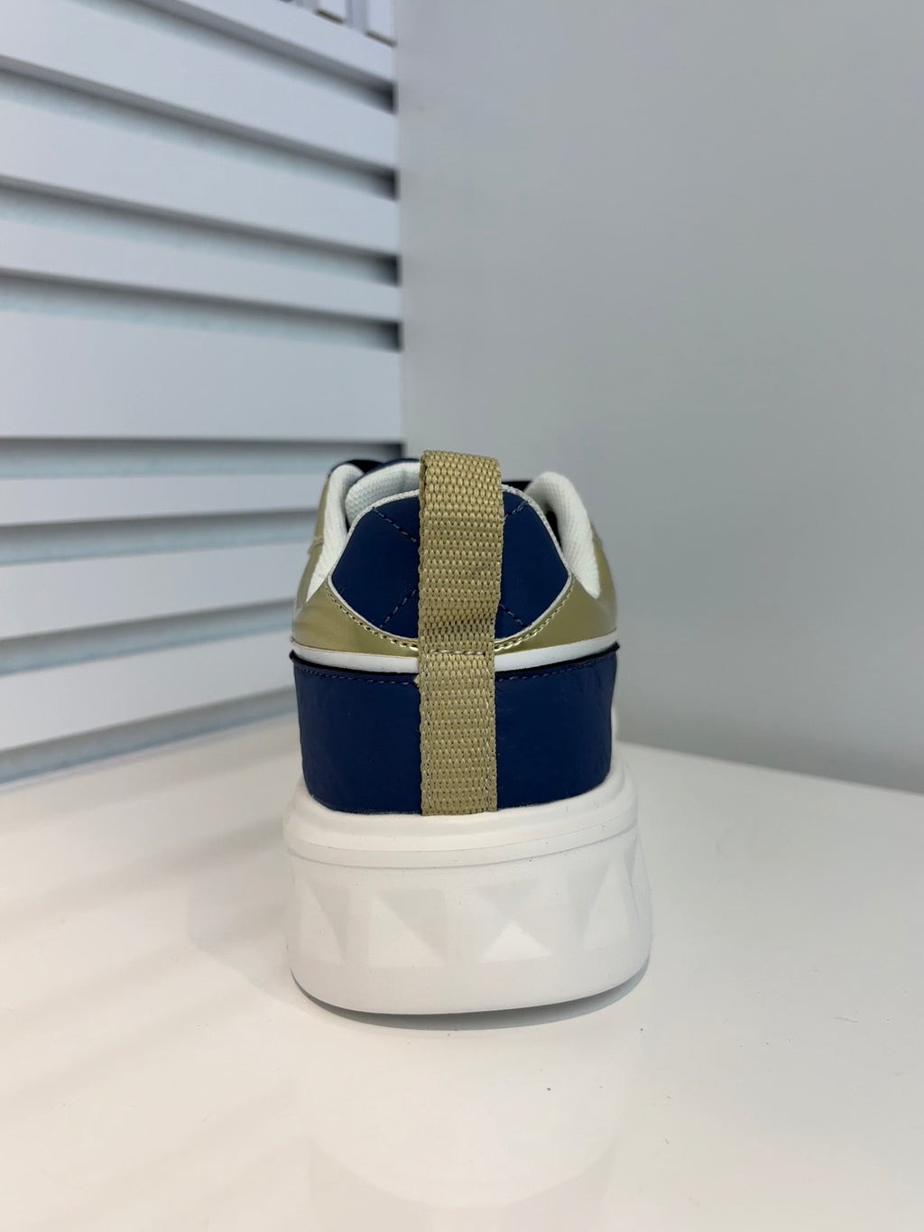 Vio Platform Sneakers met Bee Details