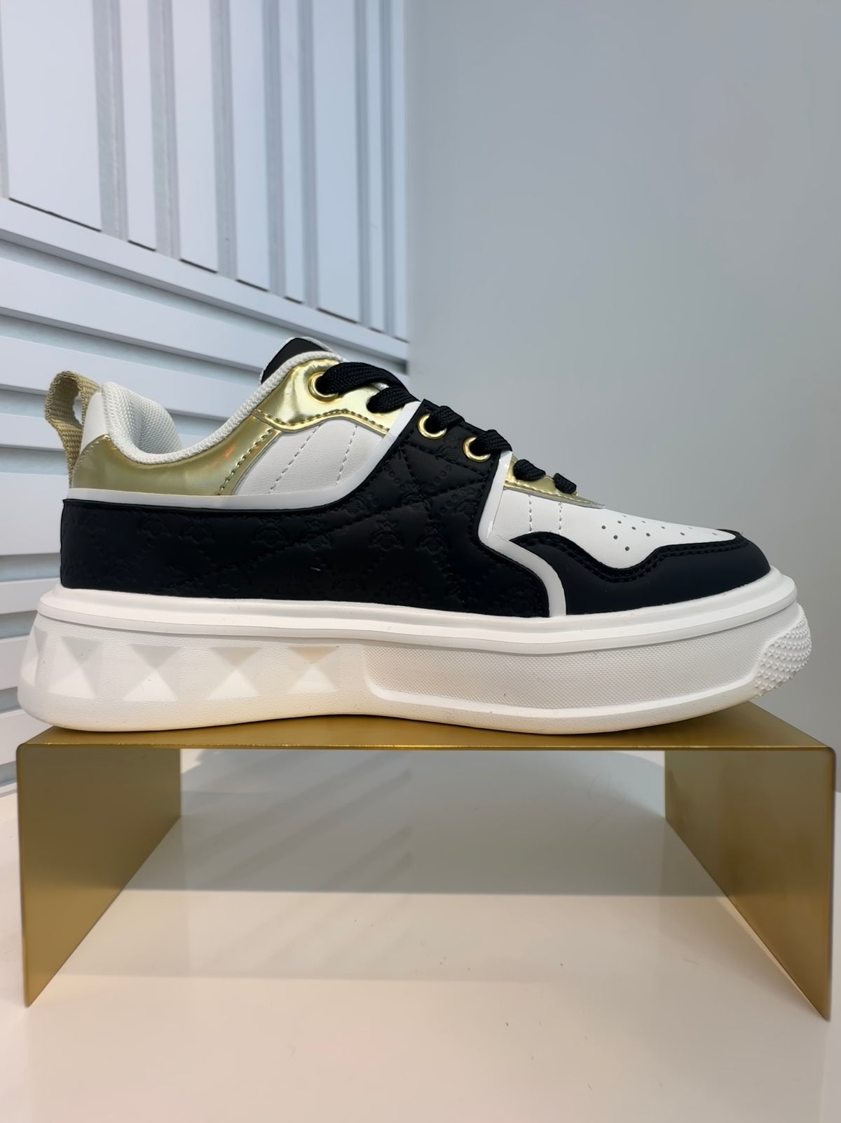 Vio Platform Sneakers met Bee Details