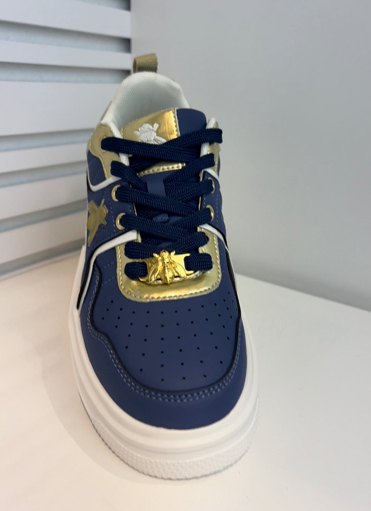 Vio Platform Sneakers met Bee Details