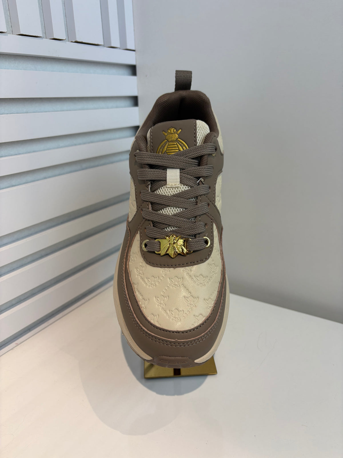Velora Chunky Sneakers met Bee Details – Taupe/Beige